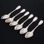 Christofle, Paris - França(Fundada em 1830 por Charles Christofle). Luxuoso conjunto de colheres grandes confeccionadas em metal espessurado à prata, fabricação francesa do início do século XX, executado ao estilo do período Louis Philippe. Padrão "Chinon", usado a partir de 1862, conhecido anteriormente como "filet" ou "vieux Paris". Cabo apresenta "ombros" e margem contornada por frisos de terminação cordiforme sobre extremo arredondado. Composto de seis(06) unidades. Marca da manufatura puncionada no verso do cabo. Med.: Comp. 20,5 cm.