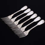 Christofle, Paris - França(Fundada em 1830 por Charles Christofle). Luxuoso conjunto de garfos grandes confeccionadas em metal espessurado à prata, fabricação francesa do início do século XX, executado ao estilo do período Louis Philippe. Padrão "Chinon", usado a partir de 1862, conhecido anteriormente como "filet" ou "vieux Paris". Cabo apresenta "ombros" e margem contornada por frisos de terminação cordiforme sobre extremo arredondado. Composto de seis(06) unidades. Marca da manufatura puncionada no verso do cabo. Med.: Comp. 20 cm.