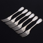 Christofle, Paris - França(Fundada em 1830 por Charles Christofle). Luxuoso conjunto de garfos grandes confeccionadas em metal espessurado à prata, fabricação francesa do início do século XX, executado ao estilo do período Louis Philippe. Padrão "Chinon", usado a partir de 1862, conhecido anteriormente como "filet" ou "vieux Paris". Cabo apresenta "ombros" e margem contornada por frisos de terminação cordiforme sobre extremo arredondado. Composto de seis(06) unidades. Marca da manufatura puncionada no verso do cabo. Med.: Comp. 20 cm.