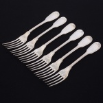 Christofle, Paris - França(Fundada em 1830 por Charles Christofle). Luxuoso conjunto de garfos para sobremesa confeccionadas em metal espessurado à prata, fabricação francesa do início do século XX, executado ao estilo do período Louis Philippe. Padrão "Chinon", usado a partir de 1862, conhecido anteriormente como "filet" ou "vieux Paris". Cabo apresenta "ombros" e margem contornada por frisos de terminação cordiforme sobre extremo arredondado. Composto de seis(06) unidades. Marca da manufatura puncionada no verso do cabo. Med.: Comp. 16,5 cm.