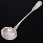 Christofle, Paris - França(Fundada em 1830 por Charles Christofle). Luxuosa concha confeccionada em metal espessurado à prata, fabricação francesa do início do século XX, executada ao estilo do período Louis Philippe. Padrão "Chinon" usado a partir de 1862, conhecido anteriormente como "filet" ou "vieux Paris", cabo apresenta "ombros" e margem contornada por frisos de terminação cordiforme sobre extremo arredondado. Marca da manufatura puncionada no verso do cabo. Med.: Comp. 32,5 cm.