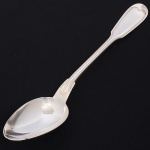 Christofle, Paris - França(Fundada em 1830 por Charles Christofle). Luxuosa colher de serviço confeccionada em metal espessurado à prata, fabricação francesa do início do século XX, executada ao estilo do período Louis Philippe. Padrão "Chinon" usado a partir de 1862, conhecido anteriormente como "filet" ou "vieux Paris", cabo apresenta "ombros" e margem contornada por frisos de terminação cordiforme sobre extremo arredondado. Marca da manufatura puncionada no verso do cabo. Med.: Comp. 28 cm.