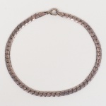 JOIA. Prata. Pulseira confeccionada em prata, malha articulada de elos planos losangulares, dispostos em sequência contínua, com perfil linear e seção retangular, fecho tipo bóia, associado a elo terminal fechado, com fixação por solda. Apresenta punção de garantia da prata do toque 0.950. Medida aberta: Comp.: 18,5 cm. Peso: 5 gramas.