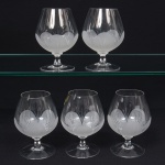 Belíssimo conjunto de taças de pé alto, para champanhe, executado em fino cristal europeu, diáfano e incolor; bojo oval, fundo preenchido e talhado com flor acentinada, fuste tubular sobre base circular. Composto de cinco(05) unidades. Medida: Alt.: 13 x Diam.: 9 cm.