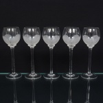 Belíssimo conjunto de taças de pé alto, para licor, executado em fino cristal europeu, diáfano e incolor; bojo globular, fundo preenchido e talhado com flor acentinada, fuste tubular alongado sobre base circular. Composto de cinco(05) unidades. Medida: Alt.: 13 x Diam.: 6 cm.