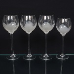 Quatro(04) belíssimas taças de pé alto, três para vinho branco, e uma para vinho tinto, executadas em fino cristal europeu, diáfano e incolor; bojo globular, fundo preenchido e talhado com flor acentinada, fuste tubular alongado sobre base circular. Medidas: 20,5 x 7,5 cm; Alt.: 22,5 x Diam.: 8 cm.