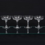BACCARAT. Conjunto de taças francesa do século XIX, para champanhe, em cristal, diáfano e incolor; bojo hemisférico lapidado com sucessão de janelas ovais, dipostas horizontalmente, fuste de seção sextavada sobre base circular. Composto de quatro(04) unidades. Medidas: Alt.: 11 x Diam.: 10 cm.
