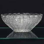 Conjunto de copos da década de 1970 em vidro, translúcido e incolor, de formato cilíndrico, ricamente talhado com motivo de flores estilizadas, e fundo espesso. Composto de cinco(05) unidades. Medidas: Alt.: 9 x Diam.: 7,5 cm.