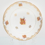 Porcelana Real, Mauá - SP(Fundada em 1943 por Fritz Erwin Schmidt). Belíssimo bowl em porcelana nacional da década de 1950/60. Esmaltagem vítrea na cor branca, formato hemisférico, decoração composta por cena central com casal de pavões, pousados entre ramos, flores e folhagens, executada em estampagem policromada; orla ornada por motivos fitomórficos e treliçados em douradura, distrubuídos em reservas, com friso circular interno e filete contínuo acompanhando o contorno da borda. Medidas: Alt.: 6,5 x Diam.: 26,5 cm.