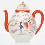 Belíssimo bule para café executado em porcelana oriental, dita "casca de ovo", esmaltagem vítre na cor branca, bojo oval ricamente decorada com cena figurativa oriental com personagens trajando vestimentas tradicionais em paisagem lacustre com elementos arquitetônicos, vegetação estilizada, pássaros em voo e planos montanhosos em esmalte policromado; tampa campaniforme, alça lateral curvada e bico vertedor curvilíneo. contornados por faixa em vermelho ferroso(rouge de fer). Marcado com ideograma ao fundo. Medidas: Alt.: 18,5 x Comp.: 18,5 x Larg.: 13 cm. Apresenta trinca na rolha da tampa.