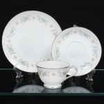 NORITAKE, Nagoya - Japão(Fundada em 1904 pelos irmãos Ichizaemon e Toyo Morimura). Elegante trio para chá em porcelana japonesa da década de 1960/70. Padrão 'WELLESLEY 6214', produzido entre os anos de 1961 a 1976. Esmaltagem vítrea na cor branca, decorada com delicado padrão floral com flores brancas, folhas em suave tons de verde e outros tons pastéis, bordas contornadas por friso em platina, bojo campaniforme sobre base circular, alça lateral em voluta, padrão decorativo replicado no pires e no prato. Marca da manufatura no verso. Composto de seis(06) unidades. Meds.: Xícara: Alt. 6 x Comp. 11,5 x Larg. 9 cm; Pires: Diam. 14,5 cm. Prato: Diam.: 18 cm.