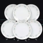 NORITAKE, Nagoya - Japão(Fundada em 1904 pelos irmãos Ichizaemon e Toyo Morimura). Elegante conjunto de pratos para salada em porcelana japonesa da década de 1960/70. Padrão 'WELLESLEY 6214', produzido entre os anos de 1961 a 1976. Esmaltagem vítrea na cor branca, decorada com delicado padrão floral com flores brancas, folhas em suave tons de verde e outros tons pastéis, borda contornada por friso em platina. Marca da manufatura no verso. Composto de seis(06) unidades. Med.: Diam. 21 cm.
