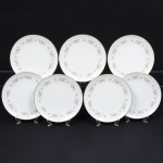 NORITAKE, Nagoya - Japão(Fundada em 1904 pelos irmãos Ichizaemon e Toyo Morimura). Elegante conjunto de pratos rasos para almoço em porcelana japonesa da década de 1960/70. Padrão 'WELLESLEY 6214', produzido entre os anos de 1961 a 1976. Esmaltagem vítrea na cor branca, decorada com delicado padrão floral com flores brancas, folhas em suave tons de verde e outros tons pastéis, borda contornada por friso em platina. Marca da manufatura no verso. Composto de sete(07) unidades. Med.: Diam. 23 cm.