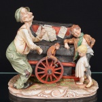 Belíssimo grupo escultórico musical, representando "O tocador de realejo", executado em porcelana europeia policromada, dispositivo sonoro está funcionando. Marca da manufatura no verso. Med.: Alt. 27 x Comp. 29 x Larg. 19 cm.