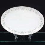 NORITAKE, Nagoya - Japão(Fundada em 1904 pelos irmãos Ichizaemon e Toyo Morimura). Grande travessa oval em porcelana japonesa da década de 1960/70. Padrão 'WELLESLEY 6214', produzido entre os anos de 1961 a 1976. Esmaltagem vítrea na cor branca, decorada com delicado padrão floral com flores brancas, folhas em suave tons de verde e outros tons pastéis, borda contornada por friso em platina. Marca da manufatura no verso. Med.: Comp. 42 x Larg. 28 cm.