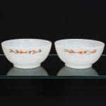 Dois(02) bowls em vidro opalinado de tonalidade branco leitoso, dotada de decoração com flores e galhos aplicada por estampagem de tonalidade castanho e laranja. Fabricado no Brasil pela empresa Brasividro S.A., sob a marca Termo-Rey, durante a década de 1970. Med.: Alt. 7,5 x Diam. 16 cm.