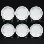 NORITAKE, Nagoya - Japão(Fundada em 1904 pelos irmãos Ichizaemon e Toyo Morimura). Elegante conjunto de tigelas para frutas em porcelana japonesa da década de 1960/70. Padrão 'WELLESLEY 6214', produzido entre os anos de 1961 a 1976. Esmaltagem vítrea na cor branca, decorada com delicado padrão floral com flores brancas, folhas em suave tons de verde e outros tons pastéis, borda contornada por friso em platina. Marca da manufatura no verso. Composto de seis(06) unidades. Medidas.: Alt.: 3 x Diam.: 14 cm.