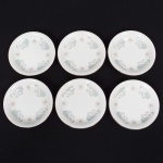 NORITAKE, Nagoya - Japão(Fundada em 1904 pelos irmãos Ichizaemon e Toyo Morimura). Elegante conjunto de petisqueiras em porcelana japonesa da década de 1960/70. Padrão 'WELLESLEY 6214', produzido entre os anos de 1961 a 1976. Esmaltagem vítrea na cor branca, decorada com delicado padrão floral com flores brancas, folhas em suave tons de verde e outros tons pastéis, borda contornada por friso em platina. Marca da manufatura no verso. Composto de seis(06) unidades. Med.: Diam. 9 cm.