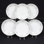 NORITAKE, Nagoya - Japão(Fundada em 1904 pelos irmãos Ichizaemon e Toyo Morimura). Elegante conjunto de pratos fundos(sopa) em porcelana japonesa da década de 1960/70. Padrão 'WELLESLEY 6214', produzido entre os anos de 1961 a 1976. Esmaltagem vítrea na cor branca, decorada com delicado padrão floral com flores brancas, folhas em suave tons de verde e outros tons pastéis, borda contornada por friso em platina. Marca da manufatura no verso. Composto de seis(06) unidades. Med.: Diam. 19 cm.