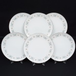 NORITAKE, Nagoya - Japão(Fundada em 1904 pelos irmãos Ichizaemon e Toyo Morimura). Elegante conjunto de pratos rasos para jantar em porcelana japonesa da década de 1960/70. Padrão 'WELLESLEY 6214', produzido entre os anos de 1961 a 1976. Esmaltagem vítrea na cor branca, decorada com delicado padrão floral com flores brancas, folhas em suave tons de verde e outros tons pastéis, borda contornada por friso em platina. Marca da manufatura no verso. Composto de seis(06) unidades. Med.: Diam. 27 cm.