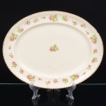 Johnson Brothers, Staffordshire - Inglaterra(Fundada em 1883). Belíssimo travessa oval inglesa, da década de 1930/40, executado em faiança; esmaltagem de tonalidade marfim, dotada de decoração com padrão de flores em estampagem policromada, predominando as tonalidades verde, rosa e castanho, distribuídas ao redor da orla e ao centro, borda modelada com movimento ondulatório, contornada por friso em douradura. Medida: Comp.: 35,5 x Larg.: 28 cm. Apresentam leves manchas do tempo, vide foto.