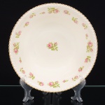 Johnson Brothers, Staffordshire - Inglaterra(Fundada em 1883). Belíssimo bowl inglês, da década de 1930/40, executado em faiança; esmaltagem de tonalidade marfim, dotada de decoração com padrão de flores em estampagem policromada, predominando as tonalidades verde, rosa e castanho, distribuídas ao redor da orla e ao centro; formato hemisférico, borda modelada com movimento ondulatório, contornada por friso em douradura. Medida: Comp.: 7 x Larg.: 23,5 cm.