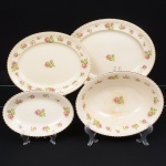 Johnson Brothers, Staffordshire - Inglaterra(Fundada em 1883). Belíssimo conjunto de travessas inglesas, da década de 1930/40, executado em faiança, três(03) rasas e uma(01) funda; formato oval, esmaltagem de tonalidade marfim, dotada de decoração com padrão de flores em estampagem policromada, predominando as tonalidades verde, rosa e castanho, distribuídas ao redor da orla e ao centro, borda modelada com movimento ondulatório, contornada por friso em douradura. Medidas: Comp.: 20,5 x Larg.: 14 cm; Comp.: 27 x Larg.: 21 cm; Comp.: 31 x Larg.: 24 cm; Alt.: 6 x Comp.: 25 x Larg.: 19 cm.