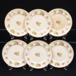 Johnson Brothers, Staffordshire - Inglaterra(Fundada em 1883). Belíssimo conjunto de pratos para sobremesa ingleses, da década de 1930/40, executado em faiança; esmaltagem de tonalidade marfim, dotada de decoração com padrão de flores em estampagem policromada, predominando as tonalidades verde, rosa e castanho, distribuídas ao redor da orla e ao centro, borda modelada com movimento ondulatório, contornada por friso em douradura. Composto de seis(06) unidades. Medida: Diam.: 18 cm. Um apresenta manchas do tempo, vide foto.