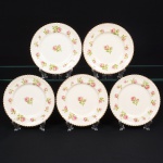Johnson Brothers, Staffordshire - Inglaterra(Fundada em 1883). Belíssimo conjunto de pratos para sobremesa ingleses, da década de 1930/40, executado em faiança; esmaltagem de tonalidade marfim, dotada de decoração com padrão de flores em estampagem policromada, predominando as tonalidades verde, rosa e castanho, distribuídas ao redor da orla e ao centro, borda modelada com movimento ondulatório, contornada por friso em douradura. Composto de cinco(05) unidades. Medida: Diam.: 18 cm.