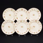 Johnson Brothers, Staffordshire - Inglaterra(Fundada em 1883). Belíssimo conjunto de pratos rasos ingleses, da década de 1930/40, executado em faiança; esmaltagem de tonalidade marfim, dotada de decoração com padrão de flores em estampagem policromada, predominando as tonalidades verde, rosa e castanho, distribuídas ao redor da orla e ao centro, borda modelada com movimento ondulatório, contornada por friso em douradura. Composto de seis(06) unidades. Medida: Diam.: 22,5 cm. Apresentam manchas do tempo, vide foto.
