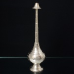 Antigo aspersório(gulabpash) indiano para água de rosas, cofeccionado em bronze, profusamente lavrado com flores e elementos vegetalistas. Med: Alt. 23,5 x Diam. 8 cm.(Os aspersores de água de rosas, gulabpash, originaram-se na Pérsia, mas tornaram-se populares na Índia e foram especialmente usados como parte do ritual da corte). Med: Alt. 25,5 x Diam. 7 cm.