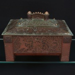 Erhard & Sohne. Importante caixa porta- joias Erhard & Sohne  Artes e Ofícios Alemãs confeccionada em mogno e latão, c. 1905. Cabochões de ágata e motivos da mitologia alemã. Sem assinatura. A Erhard & Sohne recebeu a patente mundial para a fabricação de incrustações de latão em 1904. Estado conforme fotos. Medidas: