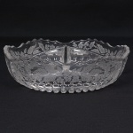 Bowl executado em vidro prensado, diáfano e incolor, bojo hemisférico, interior contendo três divisões, borda ondulada e recortada, verso gravado com faixa  de motivos florais estilizados, fundo moldado com sucessão de gotas alongadas dispostas radialmente. Medidas: Alt.: 5,5 x Diam.: 19 cm.