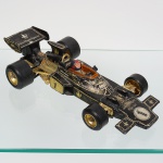 COLECIONISMO. Carro de Fórmula-1 fabricado pela CORGI, modelo John Player Special pilotado por Mario Andretti; confeccionado em metal, plástico rígido e rodas emborrachadas. Apresenta desgastes e marcas de uso conforme fotografias. Marca do fabricante no verso. Medidas: Alt.: 6 x Comp.: 26,5 x Larg.: 13 cm.