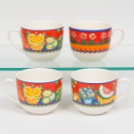 Fábrica de Porcelana da Vista Alegre, ílhavo - Portugal(Fundada em 1824 por José Ferreira Basto). Quatro(04) xícaras para café da manhã em faiança portuguesa da década de 1980/90, três padrão 'Market Place' e uma 'Flower Fantasy'; esmaltação branca, dotada de decoração policromada aplicada em estampagem. Não acompanham pires. Medidas: Xícara: 9,5 x Comp.: 15 x Larg.: 11,5 cm.