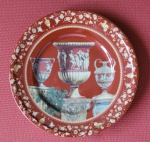 Belo prato de coleção em porcelana alemã DP  decoração greco-romano. Med.: 19cm