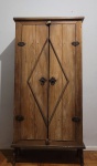 Armário antigo estilo colonial mineiro em madeira nobre, em excelente estado Me.d.: