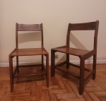 Casa Finland - Par de cadeiras em madeira nobre maciça da extinta Casa Finand Teresópolis. Med.: 82x45x45cm .