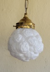 Par de luminárias estilo art deco em vidro branco moldado com rosas em relevo, guarnições em metal.