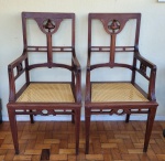 Par cadeiras estilo colonial com assentos em palhinha natural. Med.: 1,05x0,54x0,37 cm