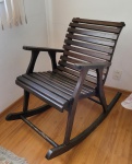 Cadeira de balanço em madeira patinada, composta com ripas. Med.:,0,90cm Altura x 0,60cm Profundidade x 0,55cm Largura. Medida do balanço: 0,80cm