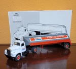 First Gear 1960 B61 Macks with fuel tractor and tanker trailers 1/34, metal fundido, conservado na embalagem original. Med.: 38cm.