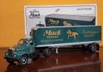 First GearB-61 Mack Tractor1960 Eastwood B-61 escala 1/34, metal fundido, conservado na embalagem original, perfeito. Med.: 42cm.