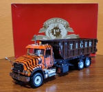 First Gear (raríssimo, apenas 480 unidades produzidas) Mack Granite Tiger Waste roll off trash truck 1/34 Med.: 49cm, metal fundido conservado na embalagem original, perfeito. Fonte Ebay US$ 273 + frete + imposto. https://www.ebay.com/itm/395030924945.