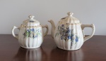 Chaleira e açucareiro parte de uma baixela de chá da década de 1960, em porcelana floral.