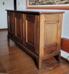 Buffet em madeira nobre maciça com três portas e prateleiras internas. Med.: 0,94cm Altura x 1,66m Comprimento x 0,53cm Profundidade.