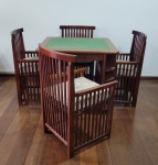 Mesa de jogos em madeira nobre, belo designer, tampa com feltro verde (precisando de trocar) com quatro cadeiras, gavetas e portas-copos. Med.: 78x90x90cm.