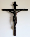 Crucifixo em madeira com imagem de Jesus Cristo esculpida. Med.: 54x41cm. A escultura: 32x30cm