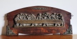 Placa em madeira com Santa Ceia trabalhada em metal aplicada. Med.: 47x17cm.