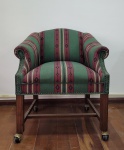 Cadeira com rodinhas, estrutura em madeira, estofada e forrada com tecido listrado. Med.: 0,81cm Altura x 0,70cm Largura x 0, 60cm Profundidade. Apresenta pequeno rasgo na lateral de um dos braços.